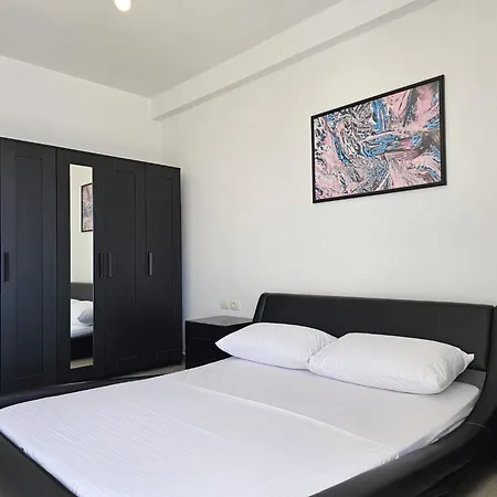 Apartment In Saranda With Stunning Sea Views شقة