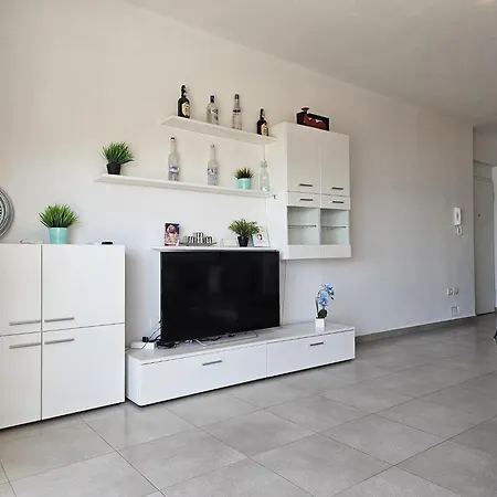 Apartment In Saranda With Stunning Sea Views ساراندا